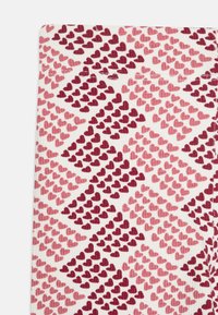 Tissu à motif présentant de petits cœurs dans des nuances de rouge et de rose sur un fond blanc, avec une texture côtelée et un agencement diagonal.