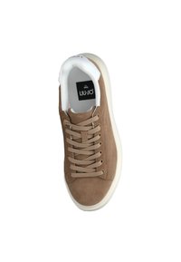 Sneaker in suede marrone con una linguetta in tessuto bianco, chiusura con lacci e suola imbottita. Presenta un logo sul lato e una superficie testurizzata.