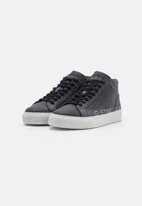 Svarta läderhög-top sneakers med vit gummisula. Har svarta snören och sidomärking i ljusblått. Slät textur, minimalistisk design.