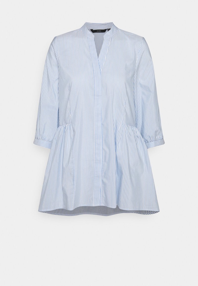 Chemise à rayures bleu clair et blanc, manches 3/4, fermeture par boutons, col mandarin, design peplum avec tissu froncé à la taille.