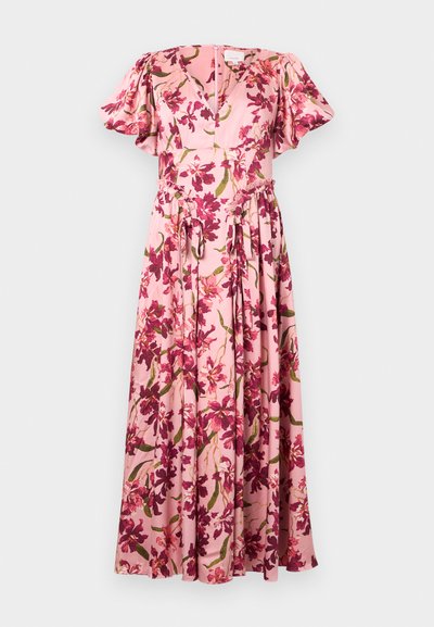 Rochie maxi roz cu flori, cu mâneci scurte bufante, decolteu în V și talie cu panglică. Materialul are modele florale multicolore și textură moale.