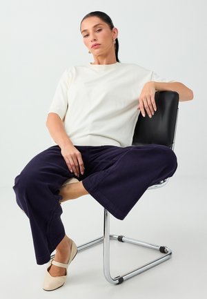 Jimmy Key, HIGH WAIST POCKET DETAILED JEANS - Pantalon classique - purple