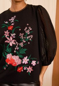 Love & Roses REGULAR FIT - EMBROIDERED DOBBY 3/4 SLEEVE - Bluza - black floral