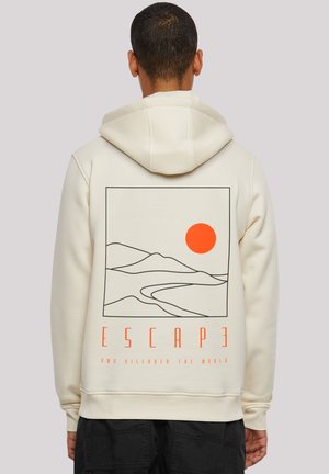 Cremiges Sweatshirt mit einem grafischen Design von Bergen und einer Sonne in Orange. Darunter steht "FLIEH UND ENTDECKE DIE WELT."