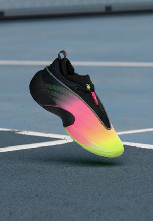 Zwarte en gradiënt roze-gele sportschoen met een slank ontwerp, gestructureerde bovenkant en een ritssluiting. Lichtgewicht met een gebogen zool.