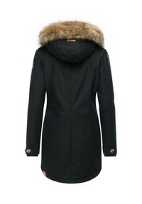 Svart parkasjacka med foder av konstgjord päls i huvan, långa ärmar, knäppta ärmslut och en logotyp som accent på ärmen. Slät tygstruktur.
