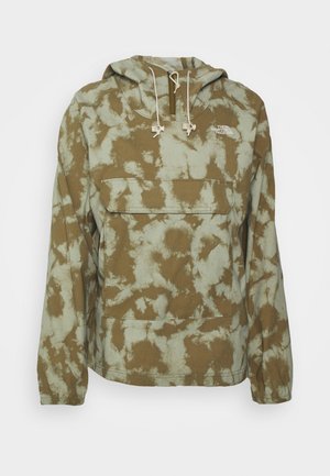 Grüner und brauner Camouflage-Pullover mit Kapuze, Fronttasche und weißen Kordeln, mit dem The North Face Logo auf der Brust.