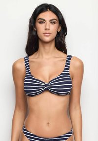 Top de bikini cu dungi albastre și albe, cu bretele late, detaliu răsucit în față și țesătură texturată. Proiectat pentru un aspect ajustat.