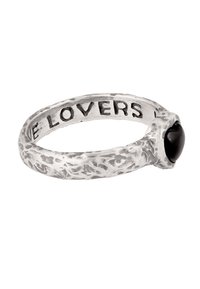 Silverring med texturerad bård, med en svart sten som accent. Graverad med "KÄRLEK ÄLSKARE" på insidan.