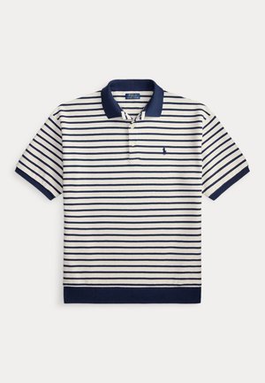 Hvid kortærmet polo med navyblå vandrette striber, navy krave og et lille broderet logo på venstre bryst.