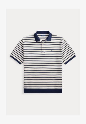Polo blanc à manches courtes avec des rayures horizontales bleu marine, col bleu marine et un petit logo brodé sur la poitrine gauche.