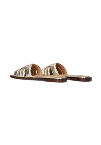 Metallic gouden slidesandalen met een geweven bandontwerp, een bruine gevoerde binnenzool en een lage bruine zool.