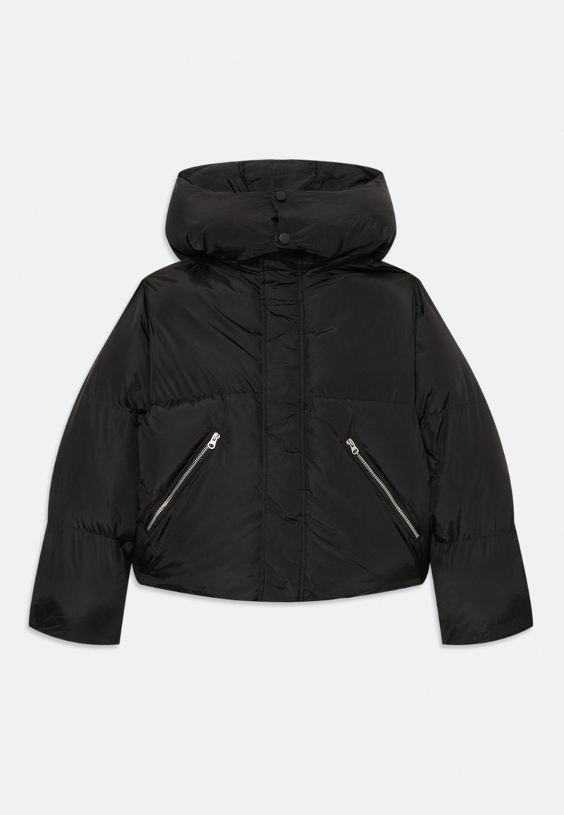 Giubbotto a sacco nero con alto colletto e cappuccio attaccato. Presenta due tasche frontali con zip e orlo corto. Texture liscia.