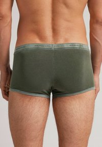 IUMAN Intimissimi Uomo STÜCKGEFÄRBTE BOXERSHORTS AUS ELASTISCHER SUPIMA® BAUMWOLLE - Boxerkalsong - grün j verde bosco del