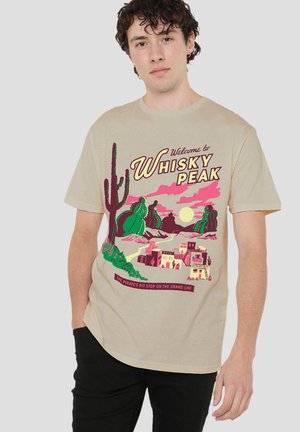 NETFLIX, ONE PIECE WHISKY PEAK PIRATE PIT STOP POSTER - Print T-shirt - sand