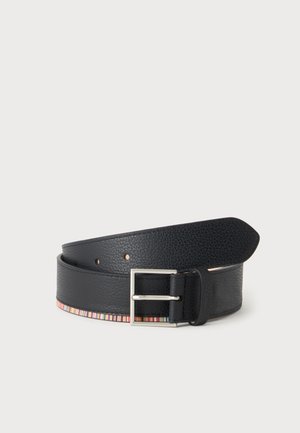 Ceinture en cuir noir texturé avec une boucle rectangulaire argentée et un bord rayé multicolore sur un côté.