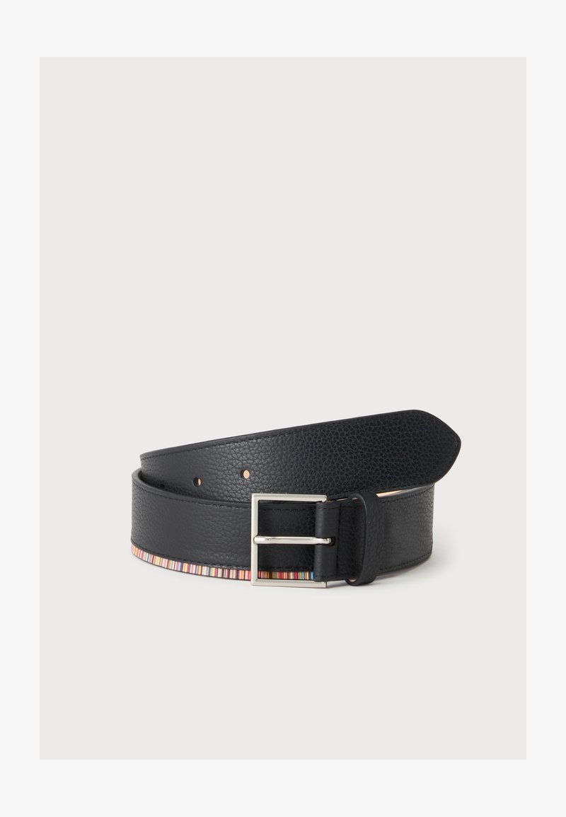 Ceinture en cuir noir texturé avec une boucle rectangulaire argentée et un bord rayé multicolore sur un côté.