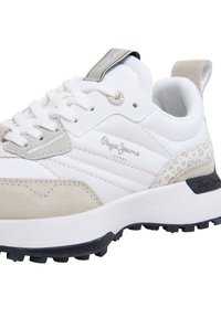 Balti un krēmkrāsas sporta apavi ar teksturētu zamšu un ādas akcentiem, ar auklu aizdari, sudraba krāsas metāla detaļām un rakstainu zolīti.