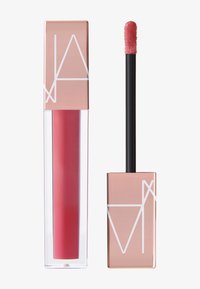 Flydende læbefarve i gennemsigtig tube, dyb rosa nuance. Rektangulært låg i rosaguldfarve med hvidt geometrisk mønster. Indeholder applikatorstav.