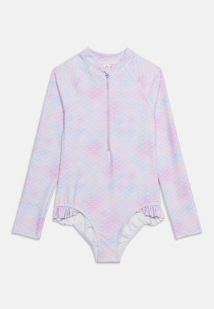 Pastelsinise ja lilla värvusega pikkade varrukatega ujumistrikoo koos soomusmustriga, esiosa tõmblukuga ja volangidega säärte avadega.