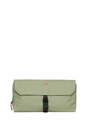 Bolsa rectangular verde claro con cierre de hebilla negra y pequeño logotipo rojo centrado en la solapa frontal.