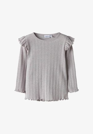 Gaiši pelēks adīts garroku tops ar vertikāliem rakstiem, volāniem plecos un viļņotām malām uz piedurknēm un apkakles.