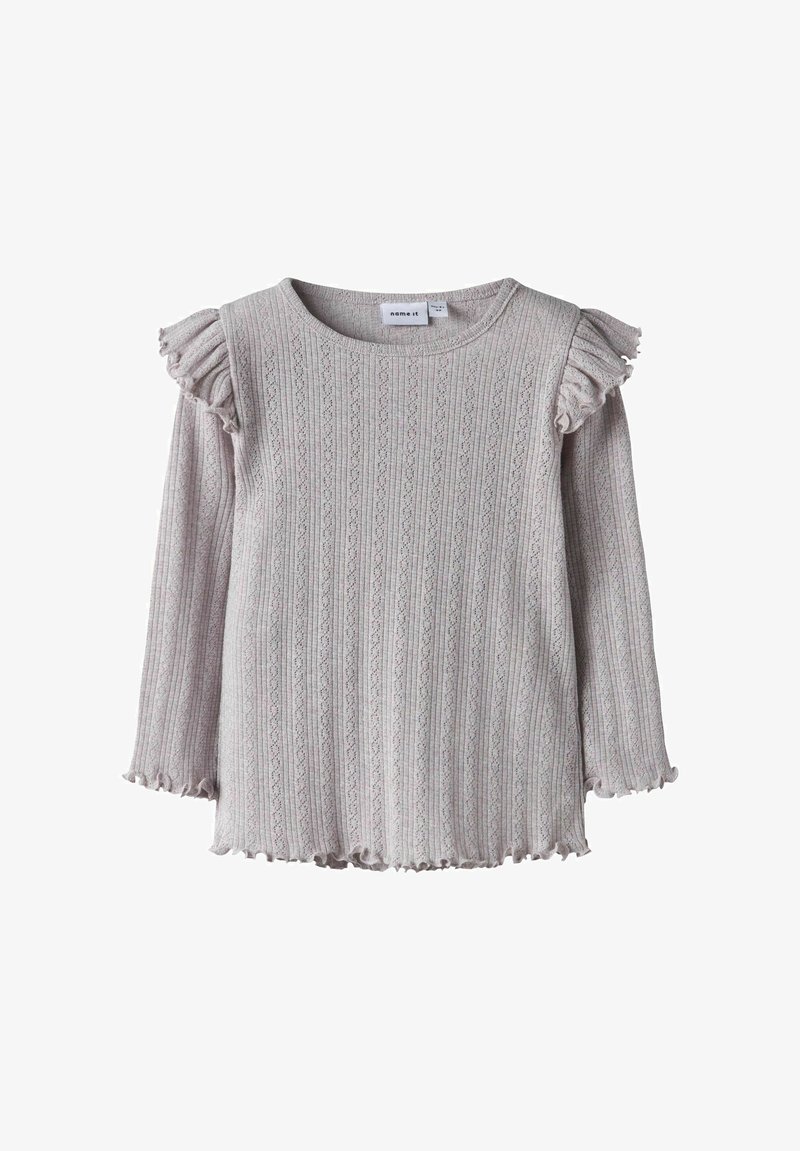 Maglia a maniche lunghe grigio chiaro lavorata a maglia con motivi verticali, spalle arricciate e bordi ondulati su maniche e orlo.