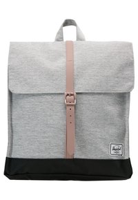 Harmaa kangaskassi mustalla pohjalla, vaaleanpunaisella hihnalla suljettuna, suorakulmaisen muotoisena sekä ylhäällä oleva kahva, jossa on logopatch.