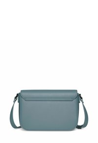 Crossbody-Tasche aus weichem, strukturiertem, türkisfarbenem Kunstleder. Sie verfügt über einen Klappenverschluss, ein schlankes Design und einen verstellbaren Tragegurt für zusätzlichen Komfort.