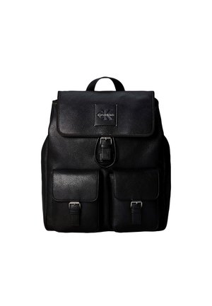 Sac à dos en cuir noir avec rabat supérieur et deux poches avant à boucles, avec une petite poignée et le logo Calvin Klein sur le rabat.