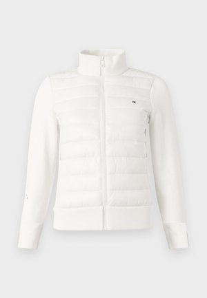 Witte jas met ritssluiting, voorzien van een gewatteerde voorkant, zacht materiaal, opstaande kraag en geribbelde manchetten. Minimalistisch ontwerp met een klein logodetail.