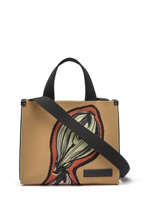 Handtasche aus hellbraunem Stoff mit schwarzen Griffen, einem breiten schwarzen Umhängegurt und einem großen, bestickten abstrakten botanischen Muster.