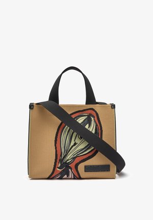 Handtas van tankleurige stof met zwarte handvatten, een brede zwarte crossbodyriem en een groot geborduurd abstract botanisch ontwerp.