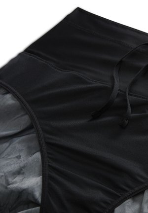 Parte inferior de bikini negra de cintura alta con tejido texturizado, cinturilla elástica y cordón. Cuenta con paneles laterales semitransparentes.