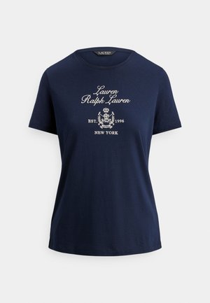 Marineblå bomulls-T-skjorte med rund hals, korte ermer og hvit brodert tekst som viser logo og etableringsdetaljer. Jevn tekstur.