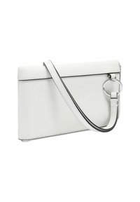 Pochette en cuir blanc au design rectangulaire élégant, coutures noires, bracelet détachable et un détail en métal circulaire.