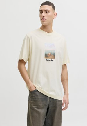 Jack & Jones JORNORREBRO PHOTO TEE CREW NECK  - Nyomott mintás póló - antique white