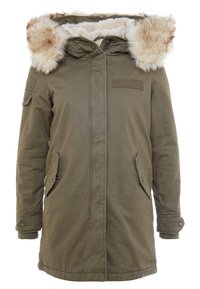 Olivgrüner Parkajacke mit Kunstpelzbesatz an der Kapuze, durchgehendem Reißverschluss, zwei Seitentaschen und einer aufgesetzten Tasche am linken Ärmel. Glatte Textur.