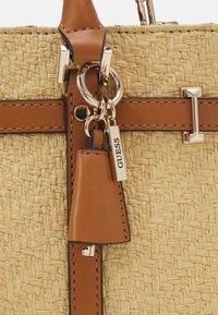 Guess EMILEE LUXURY SATCHEL - Kézitáska - natural/cognac