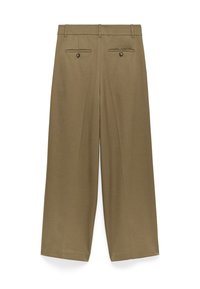 Breda bruna byxor med bälteshällor och två knappade bakfickor, visade bakifrån mot en vit bakgrund.