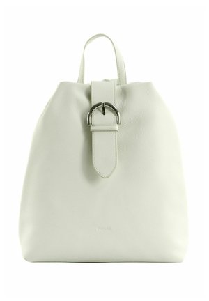 Sac à dos en cuir blanc avec une poignée supérieure et une sangle avant équipée d'une fermeture à boucle argentée.