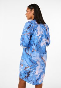 Zizzi MIT MARMORDRUCK - Blousejurk - palace blue aop
