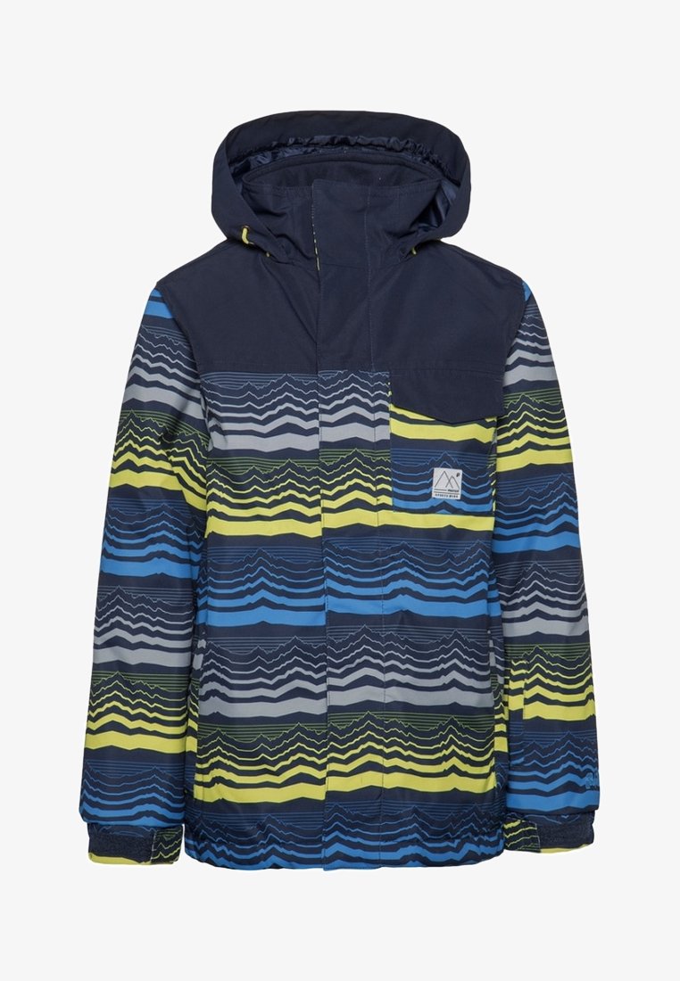 Veste imperméable marine, présentant un motif géométrique de rayures en bleu, vert et gris. Elle est dotée d'une capuche et d'une poche poitrine.