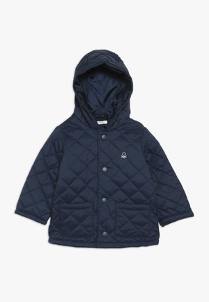 Chaqueta acolchada azul marino para niños con capucha, cierre de botones a presión, dos bolsillos delanteros y pequeño logo blanco en el pecho izquierdo.