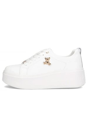 Białe sneakersy na platformie z sznurowadłami, złotym emblematem misia z boku oraz srebrną pętelką na pięcie.