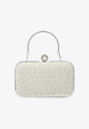 Clutch dreptunghiulară albă acoperită cu perle artificiale mici și mari, cu un închizător decorat cu perlă și o mânere scurtă argintie.
