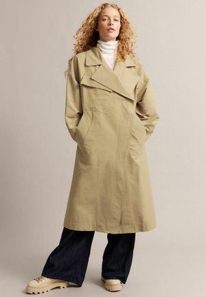 - Klasyczny płaszcz