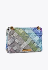 Borsa a mano in tessuto intrecciato multicolore con forma rettangolare, hardware dorato e una placca con il marchio. Presenta strisce diagonali in blu, verde e grigio.