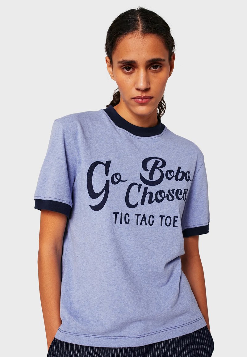 Camiseta de algodón azul con mangas cortas, ribete redondo azul marino y texto negro en negrita "Go Bobo Choses TIC TAC TOE."