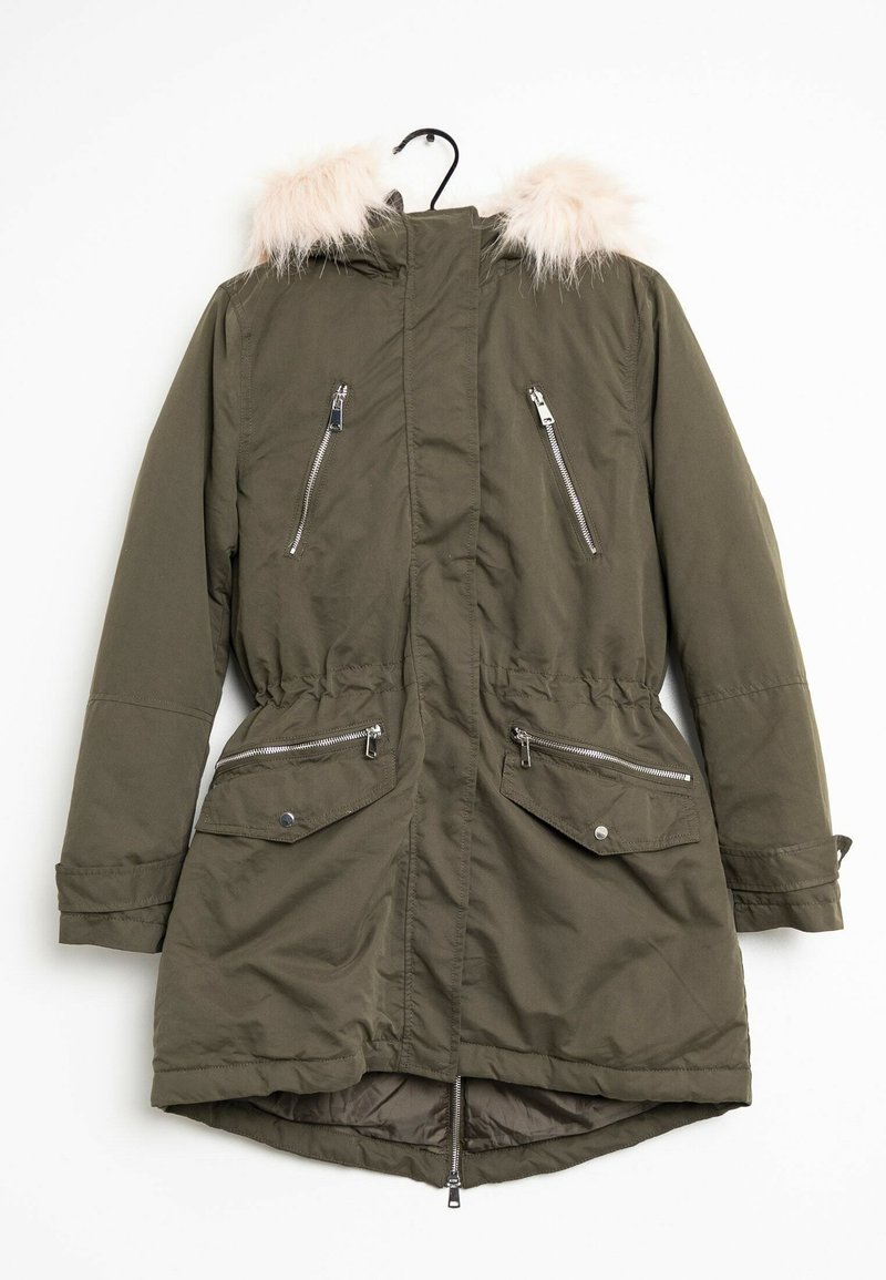 Parka olive avec capuche en fausse fourrure, poches poitrine zippées, poches latérales à rabat et taille à cordon; texture lisse avec un dos plus long.